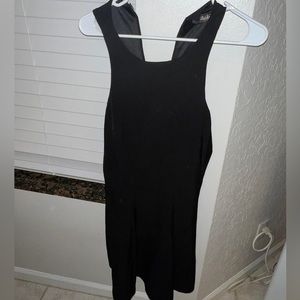 Lulu’s black dress